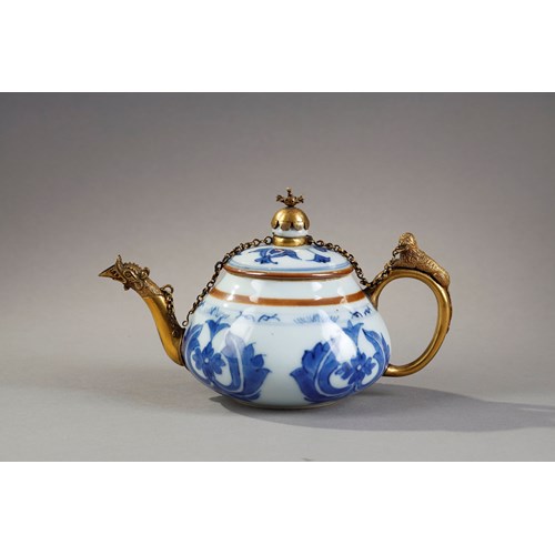 Small white blue porcelain jug decorated with flowers and stylized leaves China Kangxi period 1662/1722 
Dutch gold metal circa 1700